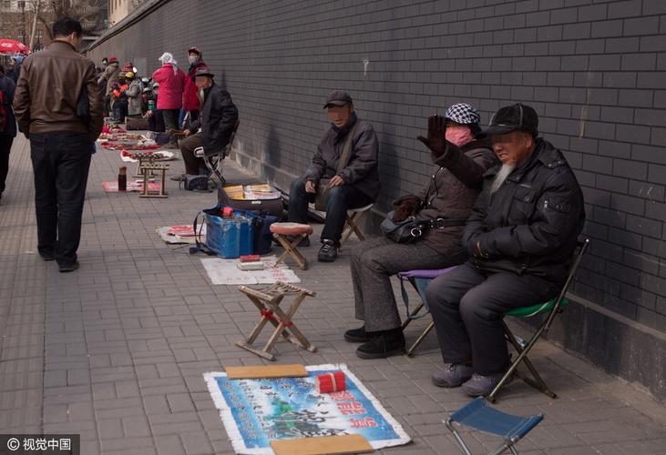 3月22日,长春市一庙宇附近,几十个算命摊紧密排列,各种装扮的算命