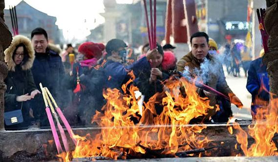 市民们上香祈福.