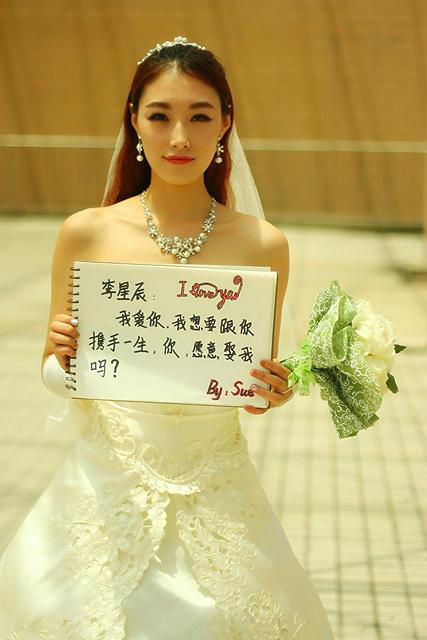 女大学生大胆告白 穿婚纱向男友求婚(组图)